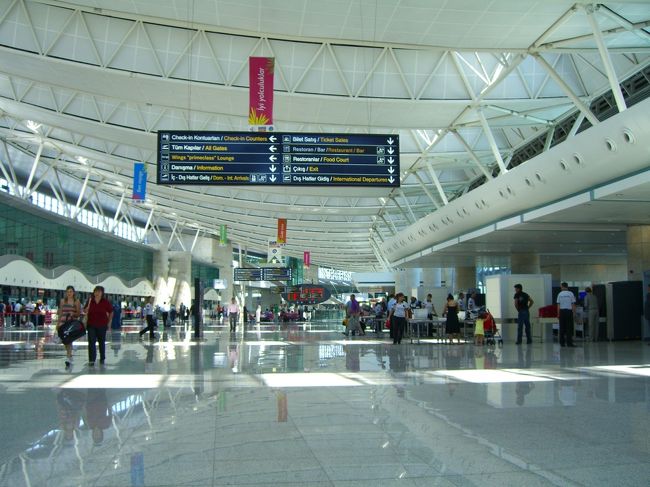 めったに見られないモノも見て、廟を後にし、昼食を食べた後、アンカラ空港へ。<br />ドメスでも入る時に、セキュリティを通るが、結構厳しい。<br />夫のバッグが、引っかかった。「中を見せろ」と言われる。「メタル・・」と言われ、「もしかして、これ？」と出したのは、扇子ww。一番外側の骨が、アルミ製だったのだ。係りの人も、それを一目見て返してくれた。後ろに並んでた添乗員さんのバッグも、引っかかる。係りの人は彼女のバッグから「しゅるしゅる棒」を取り出し、「何だこれ？」と騒ぐ。ツアーメンバーのための目印に、くまのプーさんのついた「しゅるしゅる棒」を持っていた彼女は困惑。「あ゛っ、プーさん、凶器ww」と笑うww。