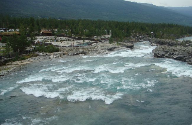 氷河が解けて流れる川。<br /><br />グレイシャーミルクと呼ばれ、綺麗な色をしています。