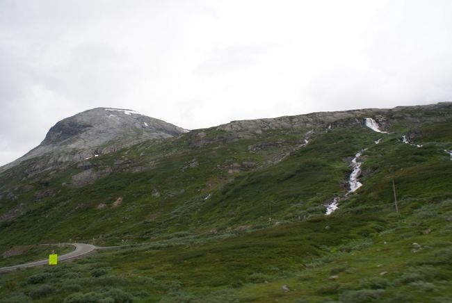 今にも降りそうな灰色の空・・・<br />バスは展望台へと力強く登って行きます。<br /><br />1万年前、ノルウェーは氷河に覆われた国でした。<br />今では草が生えていますが、山の地肌を削りながら流れた氷河の跡が残っています。