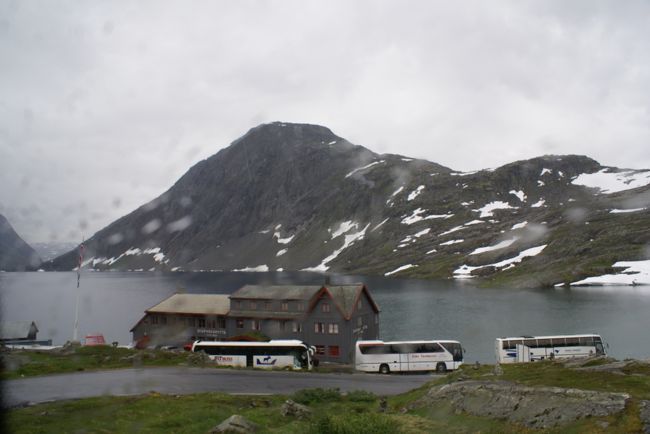 嫌な予感が当たって・・・雨が降ってきました。<br />ショックで言葉もありません。(_ _。)<br /><br />しかも上に行くほど雨足が強い！<br /><br />下では大きな観光バスが連なっているのが見えます。<br /><br />
