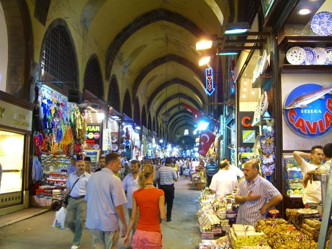 それから、近くの「エジプシャン・バザール」まで歩いて行った。<br />ホテルを出て、右に歩いて3分。「ここだ、ここだ」中に入ると、つーんとスパイスの匂い。うむむ・・・ちょっと(ﾟνﾟ)ｸｻｰ<br />義理土産のお菓子を買いに来たので、どのお菓子がいいか、うろうろしながら探す。<br />「あの、ピスタチオのまぶしてあるやつが、おいしそう」近づいて、味見をさせて貰う。<br />マシュマロみたい。「うん。いいんじゃない？」「いくらだ？」から、値切り交渉の始まり。けど、あまり安くしてくれない。「じゃあ、他も見てみる」と、あっさり別の店に行くことにする。どのお店も、置いてあるモノはほとんど同じ。あちこちで同じピスタチオのお菓子の値段を聞くが、どこも同じ。「(￣~￣;) ウーン　みんな統一してるみたいだな。」仕方ないので、最初味見したお店で買うことにする。<br />閉店の7時までねばって、お菓子と石鹸を購入。ホテルに戻ると、ガイドさんがロビーのソファに座っていたので、傍に座って話す。そしたら、クマさんご夫妻もご帰還ww。お2人も傍に座って、5人でひとしきりあひゃあひゃ話す。