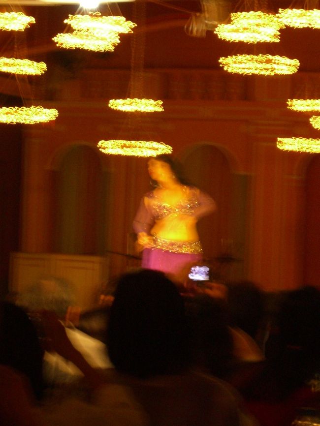 音楽と証明が怪しいモードになって、ダンサー登場！紫の衣装のお姉さん、色っぽい♪<br />W(￣o￣)w オオー!さすがに本物は、迫力が違うねっ！<br />割りと長い間踊ってくれて、お姉さん退場。<br />間は、また民族舞踊。そして次のダンサー登場。水色の衣装のお姉さんは、さっきの人よりスレンダー。シフォンのスカーフを持って、くるくる回る。<br />そしてまた間のダンス。<br />「次のダンスが終わったら、帰りまーす」と添乗員さん。もう11時だもんね。<br />最後に見たのは、剣を持ったお姉さん。ゆっくりとその剣を頭に乗せ、落とすことなく、激しく踊る。「すげー！すげーー！！」<br />3人のベリーダンスを見て、にわかコメンテーターとなった私としては、3名のダンスのレベルが違うことに気づくww。やはり3番目のお姉さんが一番うまい！<br />ベリーダンスは色っぽいダンスだ。エロいとも言うなww。でも、それだけでなく、かなりの運動量。あれだけくねくねと腰を動かすには、筋肉も必要で、お姉さんのお腹は縦にすじが入ってたよ。それに胸も動かすので、胸襟も発達している模様。<br />ホテルに戻って、「おもしろかったね」と言いながら、寝る。