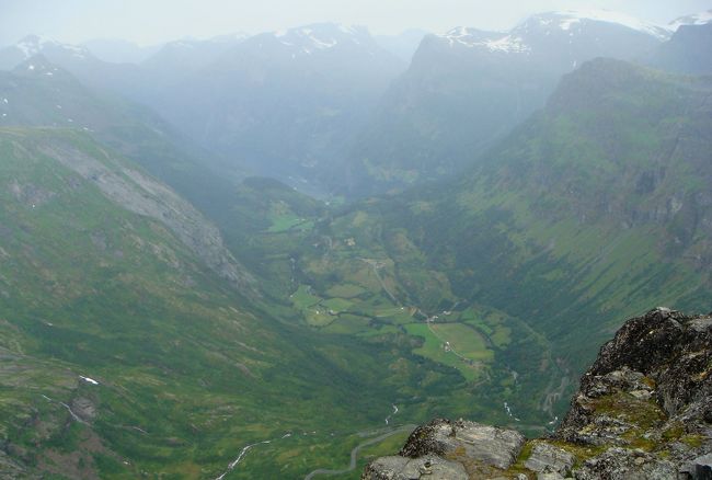 16：28　ダールスニッパ展望台に到着！<br /><br />雨でもガスがかかってないので何とか見えます。<br />写真では分かりにくいですが、フィヨルドに浮かぶ船が小さく見えます。<br /><br />上から眺めると、氷河にＵ字型に削られているのがよく分かります。