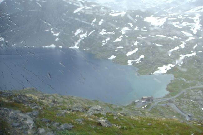 バスから眺める景色<br /><br />悠久の時を感じながら雨のフィヨルドを眺める。<br /><br />