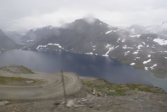 ガードレールも無い、こんなヘアピンカーブをバスは下りて行く。<br />