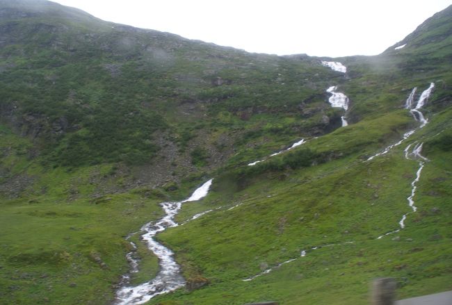 氷河の解けた水が音を立てて流れる。