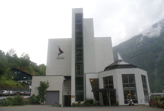 雨に煙るガイランゲル・フィヨルドを眺め、危ない山道を下りて、無事ホテルに到着しました。