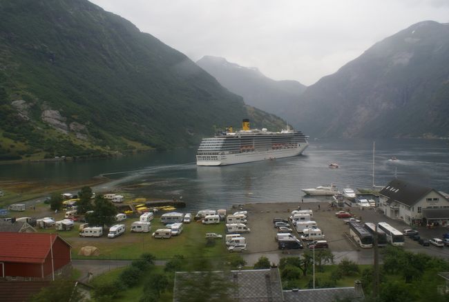 部屋のバルコニーから目の前に広がるガイランゲル・フィヨルド。<br />まだ霧雨が降っています。