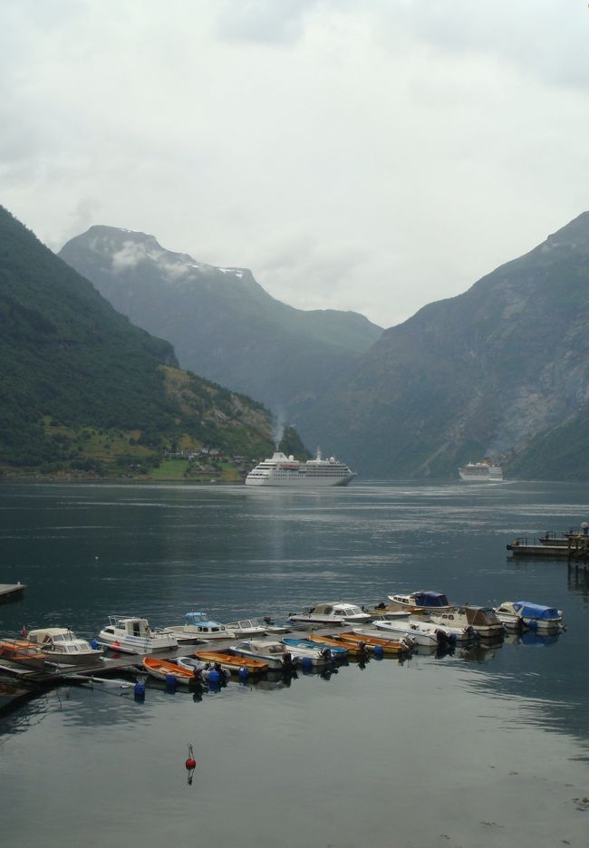 停泊していた2艘の豪華客船が汽笛を鳴らして出港しました。<br /><br />ダールスニッパで一緒だった大型バスは、このクルーズ船の乗客だったようですね。<br />