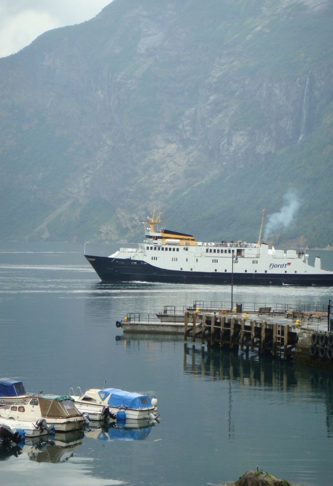 お天気は悪いけど、バルコニーからの眺めは飽きることがない。<br /><br />ガイランゲルとヘルシルト間を航行するフェリーが入港しました。<br />明日はこのフェリーに乗船して、ヘルシトまでフィヨルド・クルーズを楽しみます。<br /><br />これまでの海外旅行で雨に降られたことが無い、という強力な晴れ男さんがツアーの中にいらっしゃるので、期待しているのですが・・・