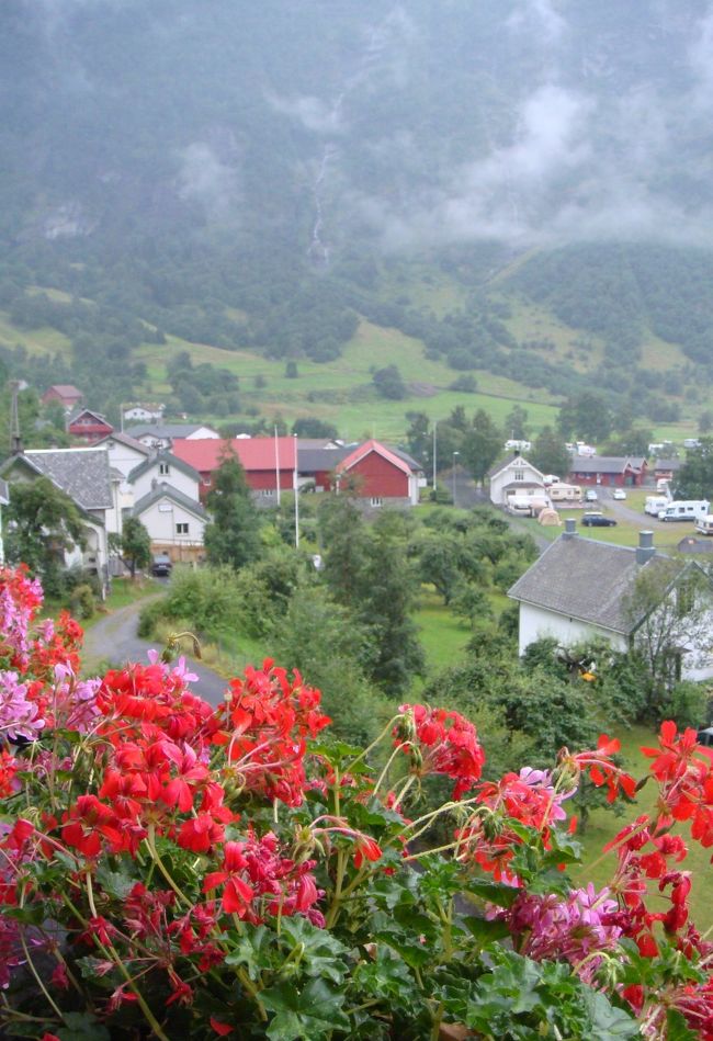 雨が止んだら外へ出たい、と思いつつ紅茶を飲んでいたら、ますます雨足が強くなってきたので諦めました。<br /><br />今のうちに降って、明日のガイランゲルクルーズには晴れて欲しい。