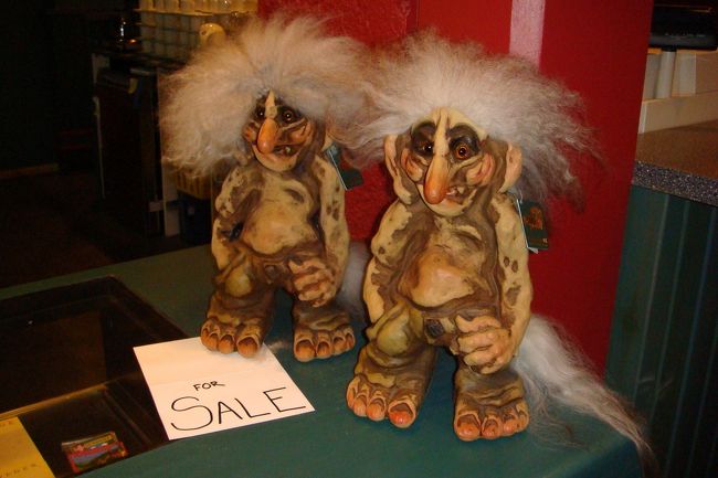 お部屋に戻る前に、1階の売店に寄ってみたが、特に欲しい物がない。<br /><br />ノルウェー・セーターは半額で売っていました。<br />日本では着ないと思ってパス。<br /><br />写真はトロール人形。<br />これもセールでしたが、記念写真だけでご免なさい！