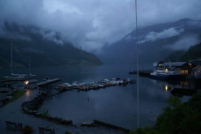 22：20<br />雨のガイランゲルフィヨルド。<br /><br />明日は晴れますように！
