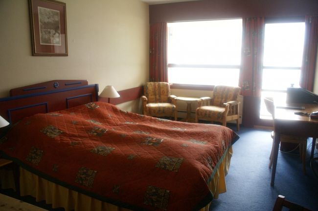 ガイランゲル・フィヨルドが見えるという部屋。<br /><br />レンズを拭いても写真の一部がボケています。<br />雨のしずくが入ったのでしょうか？<br />