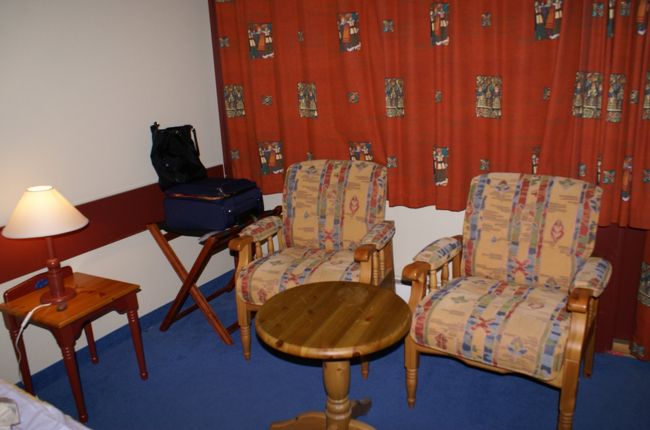 バスタブ付きでしたが、ティッシュもコップも無い。おまけにメモ帳もペンも無い。アメニティーグッズなんて論外。<br /><br />テレビは壊れていたので、明日の天気予報も見られないし、とても不便でした。<br /><br /><br />