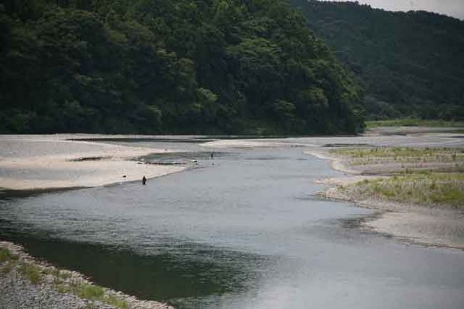 蓬莱橋は、大井川に架かっています。