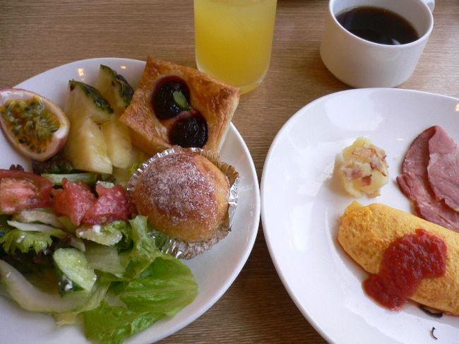 オムレツも焼いてくれて　盛りあわせると<br />こ〜んな感じ。<br /><br />いただきま〜す♪