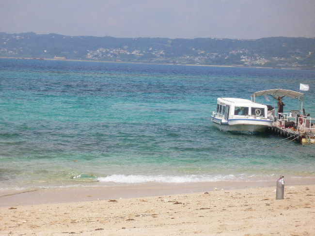 15分で到着！<br /><br />本当に無人島。<br /><br />パラソソルを岩影にたてて、<br />早速　シュノーケリング開始。<br /><br />浅瀬にも小さな熱帯魚が沢山います。<br /><br />ブイ内でないと遊泳できませんが　ブイとの堺には<br />10cm〜30cmくらいの魚が沢山およいています。<br /><br />魚肉ソーセージをあげると　集まってきます。<br /><br />餌がないと突いてきます〜人に慣れてる様子でした。<br /><br />水中デジカメをレンタルすればよかった、、。<br /><br />珊瑚は所々　生息していますが　イソギンチャクはないようなので　クマノミはいません。<br />