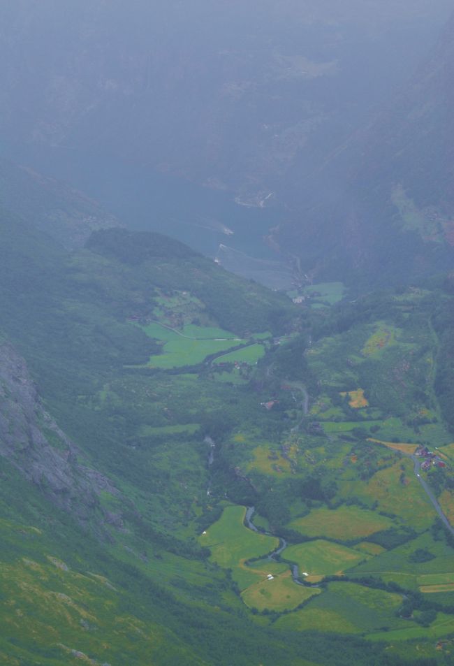 ズームで撮ってみました。<br />ベールに包まれたようなガイランゲル・フィヨルド。<br /><br /><br />これが、原因か？このあと一眼レフの調子が悪くなってしまったのです。<br /><br />もうー、踏んだり蹴ったり・・・