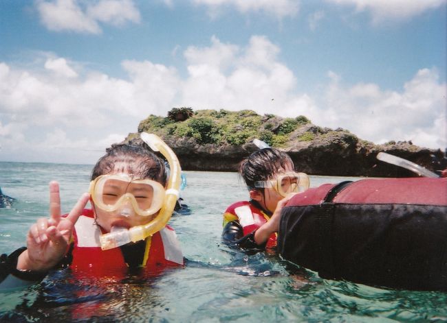 恩納村山田にある「アイランド倶楽部」のツアーで参加しました。私達が参加したのは「わくわくスノーケリング＋お魚説明プログラム」です。<br />120分　（実際潜るのは40〜50分くらい）料金　2980円　<br />その他青の洞窟、シーカヤック、体験ダイビングなどツアーがありお得なセットメニューがありました。<br />1時間毎のスタートととっても便利で料金も良心的、器材も全てﾚﾝﾀﾙ無料です。（水着だけ必要）<br /><br />初めてウエットスーツを着たのですが着るのに汗だくでした〜。