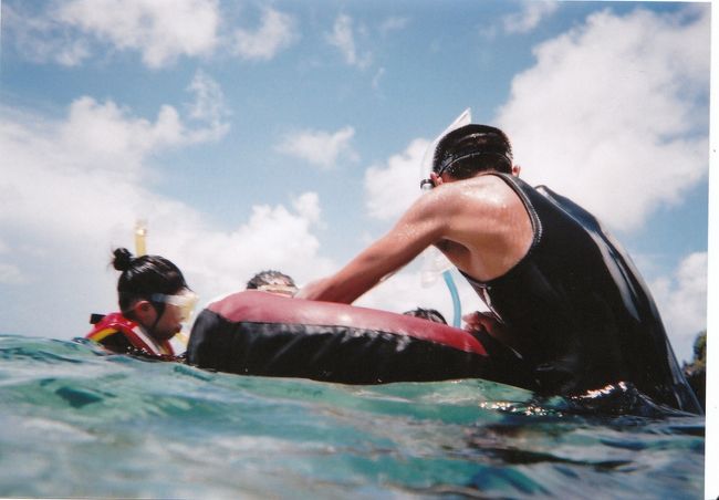 着替えたらマイクロバスに乗って真栄田岬へ。<br /><br />道具の付け方、外し方の説明を聞き海へ〜。<br /><br />バスから徒歩で7〜8分。動きにくいスーツを着て道具を持ってはちょっときつい。<br /><br />ツアーは我が家の４人ともう一家族の４人、計８人をスタッフ１人で見てくれました。<br /><br />子どもでもライフジャケットがあるから大丈夫！<br />そんなに深いところには行きません。<br />