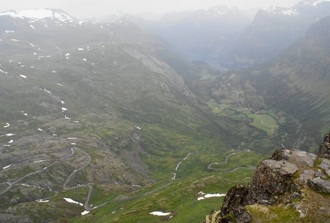 登って来た道を今度は下りなければいけない。<br />上から見ると、クネクネした道を、よく無事に上がったな〜と思います。