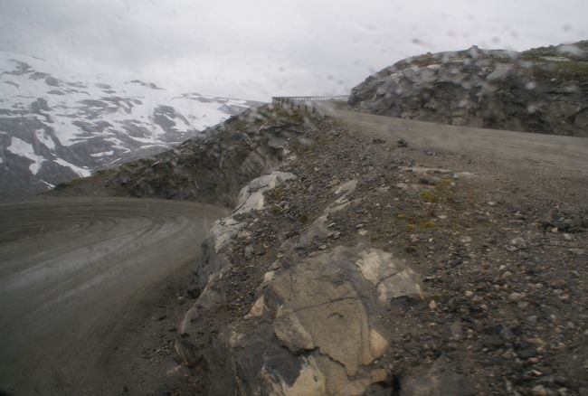 ここで脱輪したのか？「ガタンッ！」と大きく揺れた。崖側ではないので転落の心配はないけど、スリル満点！？<br />バス同士のすれ違いは特に怖い。