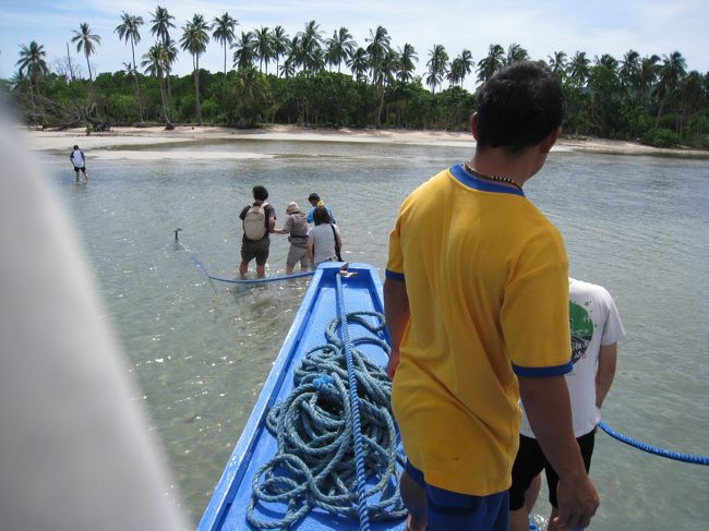 船は海岸までいかなかったので海の中を徒歩で移動…