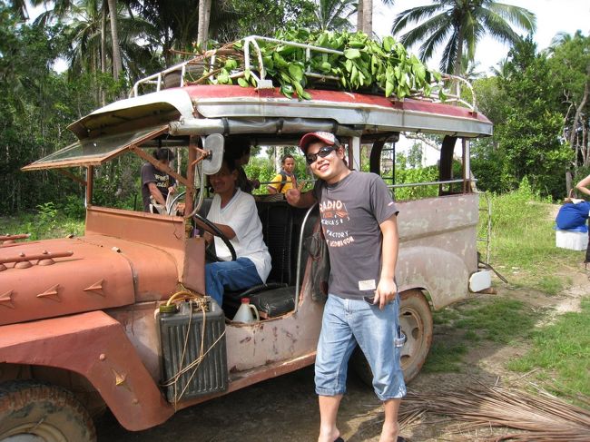 やっときたがこれこれは…運転手も超ボロって言ってた!!<br />しかもこれに14人も乗るって…