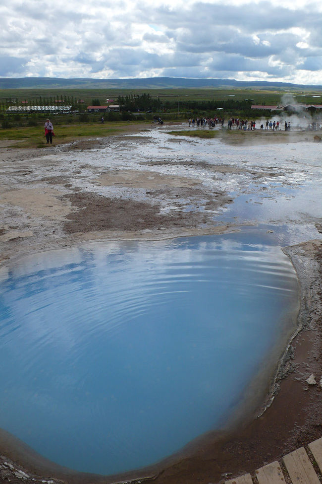 噴出は何度も見たので周りをお散歩。<br /><br />わー、お湯の色がきれいだなー。<br />ああ、この温泉に入ってから寝たい。（やけどします）<br /><br />写真の奥にはストロックルの噴出を待つ人々。