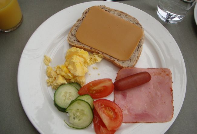 気を取り直して朝食です。<br /><br />パンの上の茶色いモノは蜂蜜入りチーズで、この地方の特産です。<br /><br />蜂蜜入りチーズなんて・・・<br />と思って食べてみると予想に反して美味しい！<br />上品な甘さで、しつこくありません。