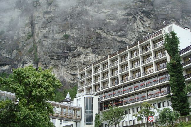 私達が泊まったホテルの後ろには断崖が迫っています。