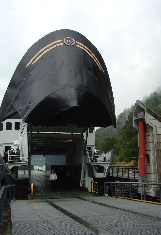 バスを降りて歩いて乗船します。