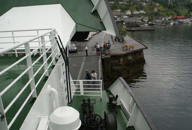 フェリーなので車ごと乗船したり、歩いて乗船したり色々です。