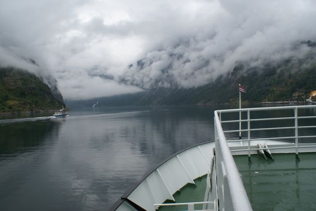 大きく開けた口を閉じながら、出港しました。
