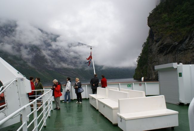 デッキの椅子はまだ濡れているので座れません。