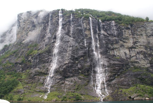 断崖から流れる七人姉妹の滝