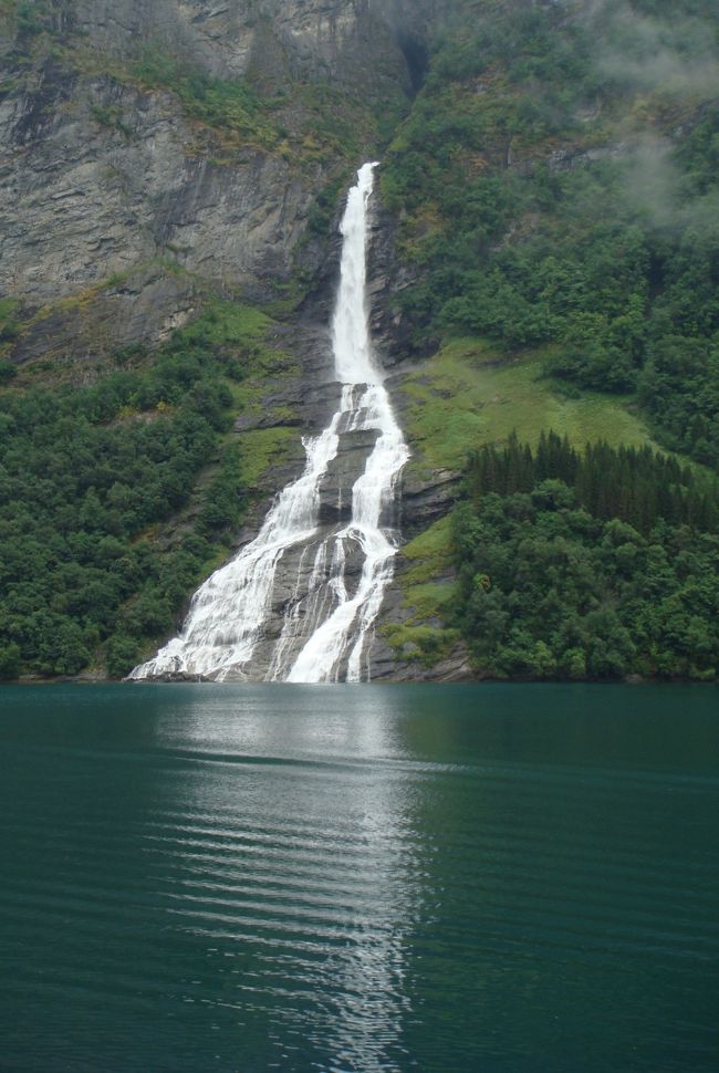 七人姉妹の滝の反対側に流れる求婚者の滝。<br /><br />求婚者は向い合う七人の姉妹にプロポーズをして、ことごとく断られたという。<br /><br />