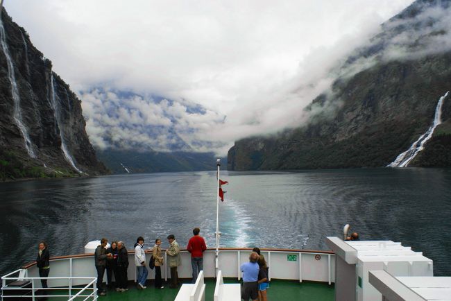 両方の滝を画面に収めると、向かい合ってますね。<br /><br /><br />