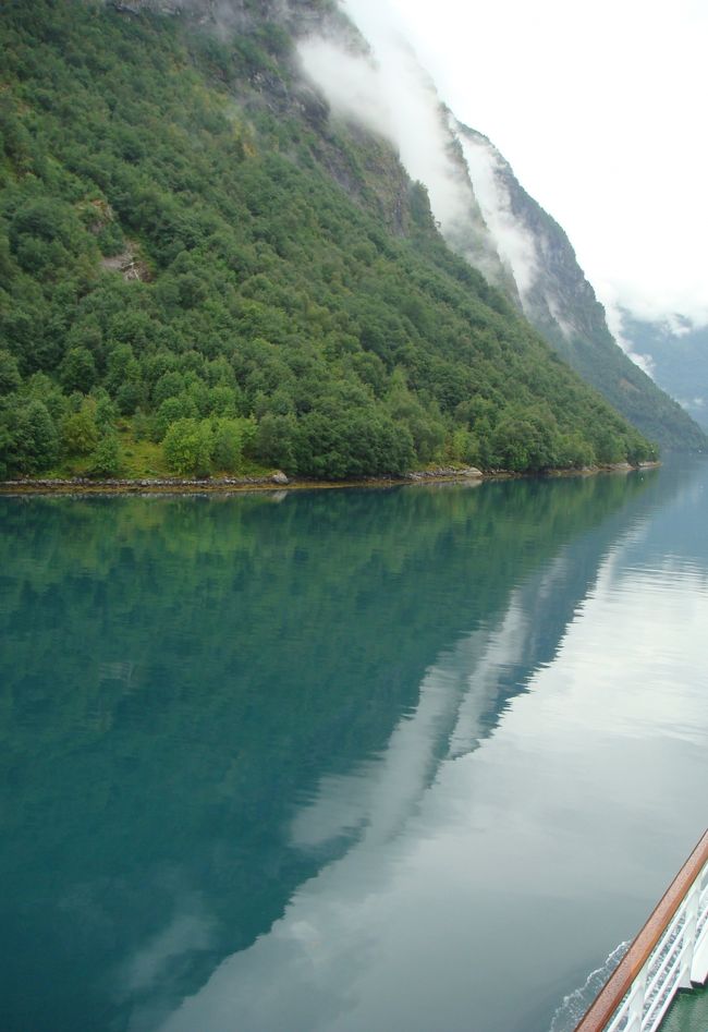 外洋に繋がっているとは思えないほど、波も無く静かな水面です。