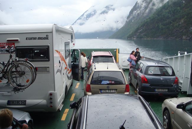 バスに乗って下船するので、バスの中で待機中。