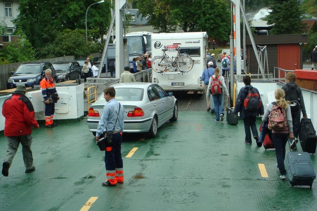 着岸して、車も人も順番に下船します。