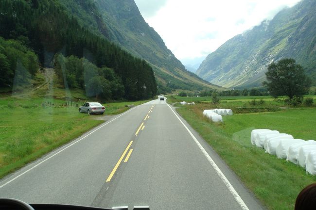 雲が切れて青空が少しだけ見えます。<br />フロントガラスに反射するので上手く写せませんが、景色が素晴らしいです。