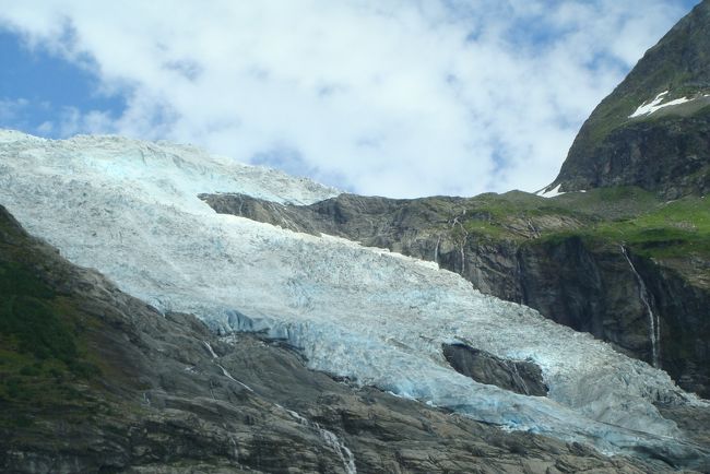 ガラス越しに写した氷河。<br /><br />アラスカクルーズ以来、この神秘的なグレイシャーブルーに惹かれ、氷河の追っかけが始まったのです。