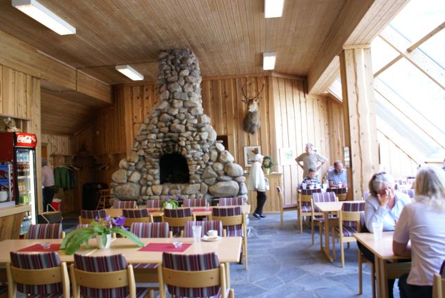 レストランは山側がガラス張りで、氷河を眺めながら食事をします。