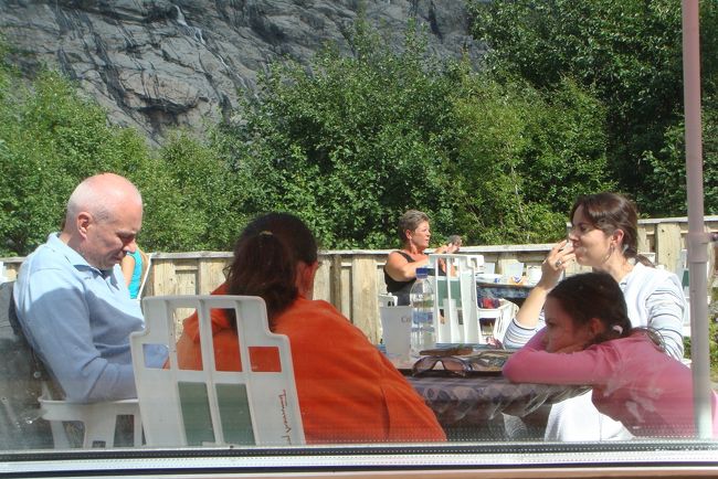 隣のテラスで食事をしている人達。