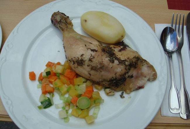 チキンのハーブ焼きと温野菜<br /><br />チキンが柔らかくて美味しかったです。<br /><br />別の日本人グループと一緒だったのですが、<br />「チキンが美味しそうでしたね。」<br />なんて言われました。<br />あちらは何を召し上がったんでしょう？<br />