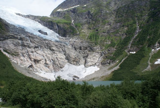 レストランに隣接して展望台があり、そこからの眺めです。<br /><br />氷河湖が見えます。<br />