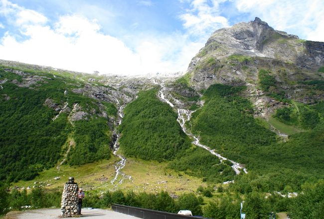 100年前は山のふもとまで氷河に覆われていたそうです。<br />今ではすっかり草が生え、氷河が解けて方々から流れています。
