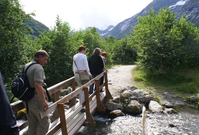 氷河湖まで行ってみます。<br /><br />橋の下を流れる水の音が心地いい。